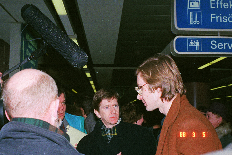 N Liidust väljasaadetud Eke-Pärt Nõmme ja Vello Väärtnõu vastuvõtmine Stockholmi Arlanda lennuväljal 13.02.1988. Ees paremalt 1. Heiki Ahonen