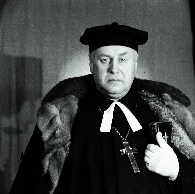 Näitleja Arno Suurorg pastor Grigensohni osas A. Hindi romaani Tuuline rand järgi seatud A. Särevi dramatiseeringus V. Kingissepa nimelises TR Draamateatris.