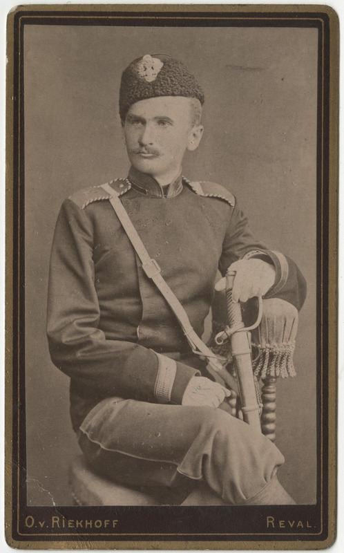 Arvatavasti ühe baltisaksa korporatsiooni liige sõjaväemundris mõõgaga, portreefoto