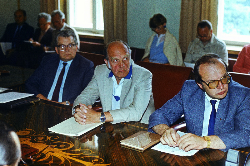 Eesti NSV Ülemnõukogu Presiidiumi juures tegutsevate komisjonide istung. Paremalt 1. ELKNÜ Keskkomitee esimene sekretär Arno Almann, 2. Eesti NSV välisminister Arnold Green.