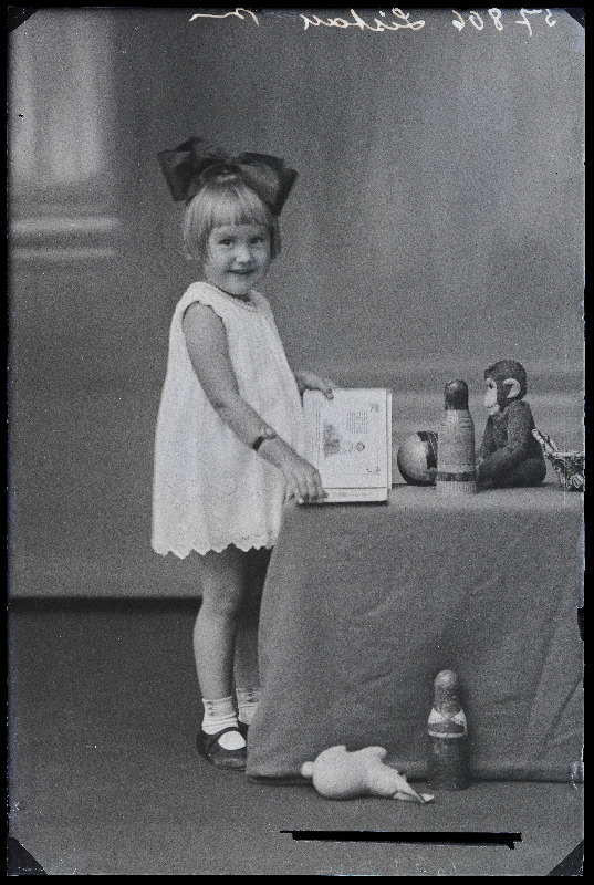 Tüdruk mänguasjadega, (foto tellija Listak).