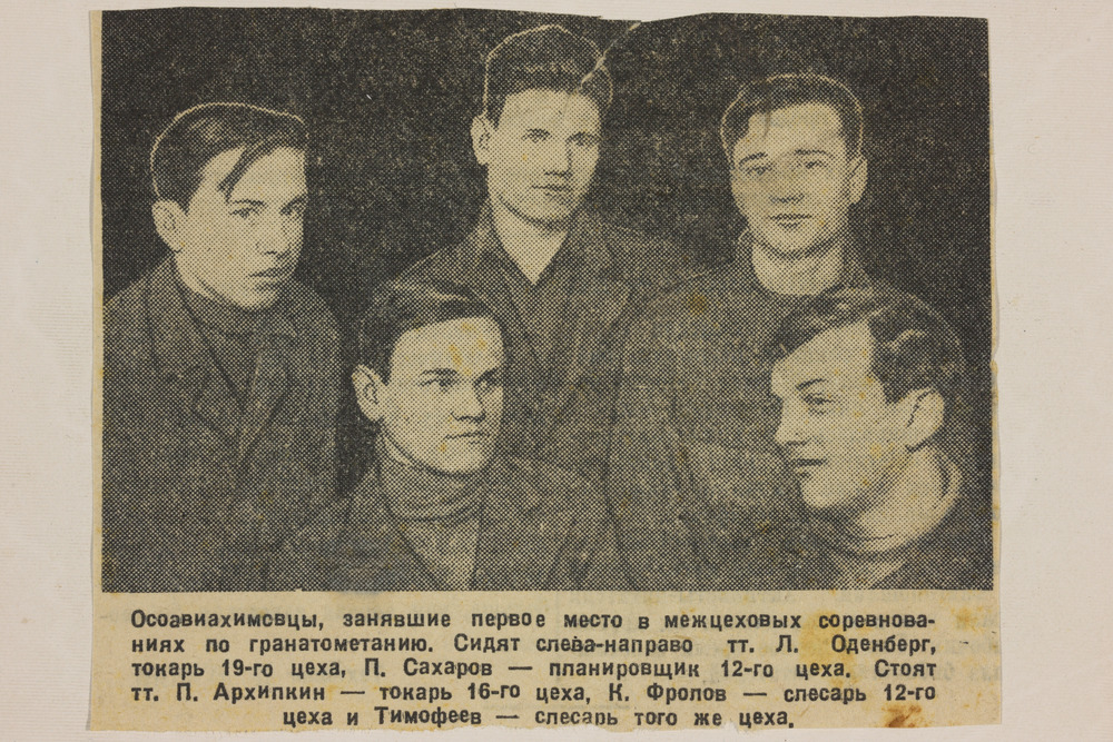 Väljalõige ajalehes ilmunud fotost, millel peal L. Odenberg