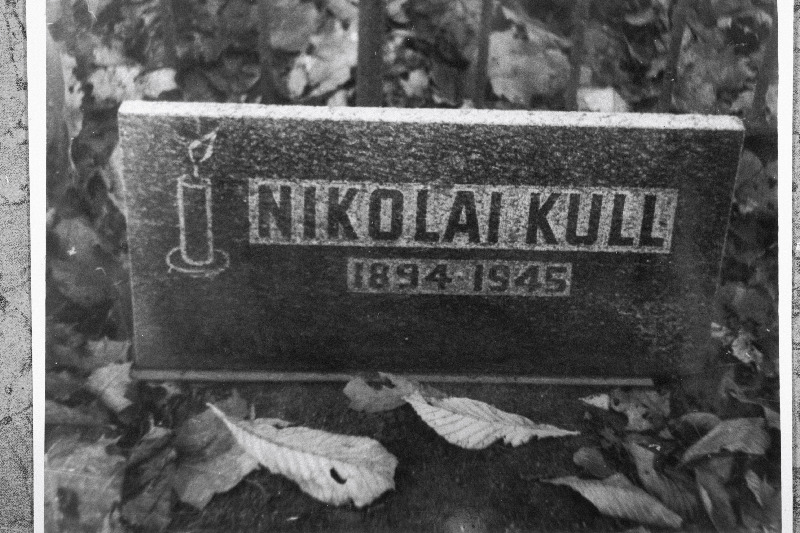 Maalikunstnik Nikolai Kulli hauakivi Siselinna Aleksander Nevski kalmistul.