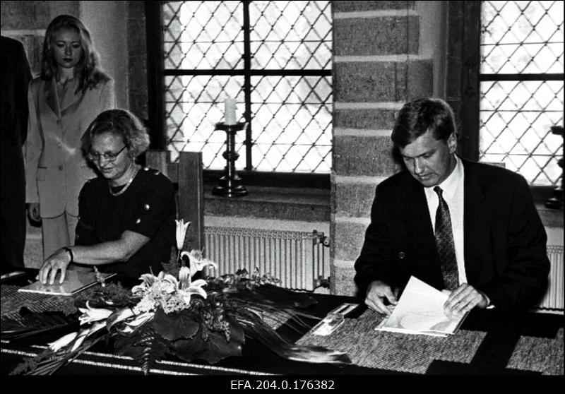 Euroopa Rekonstruktsiooni -ja Arengupanga (EBRD) esindaja Charlotte A. Ruhe ja Eesti Ühispanga president ja juhatuse esimees Ain Hanscmidt kirjutavad alla koostöölepingule.