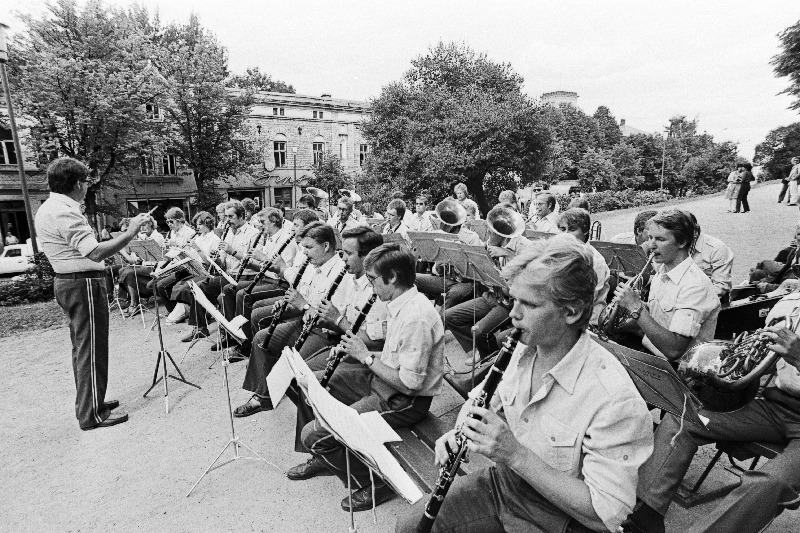 Orkester "Tallinn" esineb Viru tänava mäel