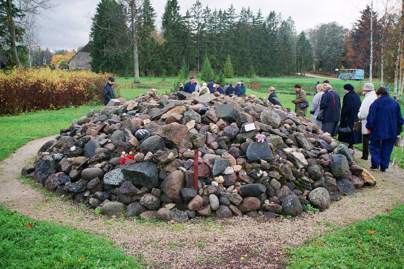 Kommunismiohvrite memoriaal Pilistveres. Kivikangur.