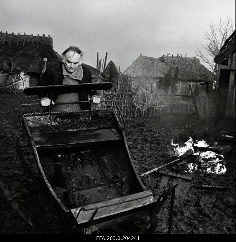 Stseen Tallinnfilmi mängufilmist "Corrida". Osvald Rass (Rein Aren) koristab laga.