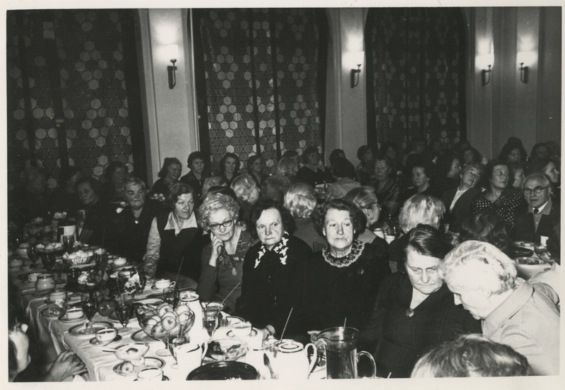 Tartu Tütarlaste Gümnaasiumi vilistlased kohvilauas.