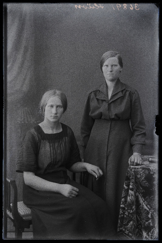 Kaks naist, (foto tellija Hiion).