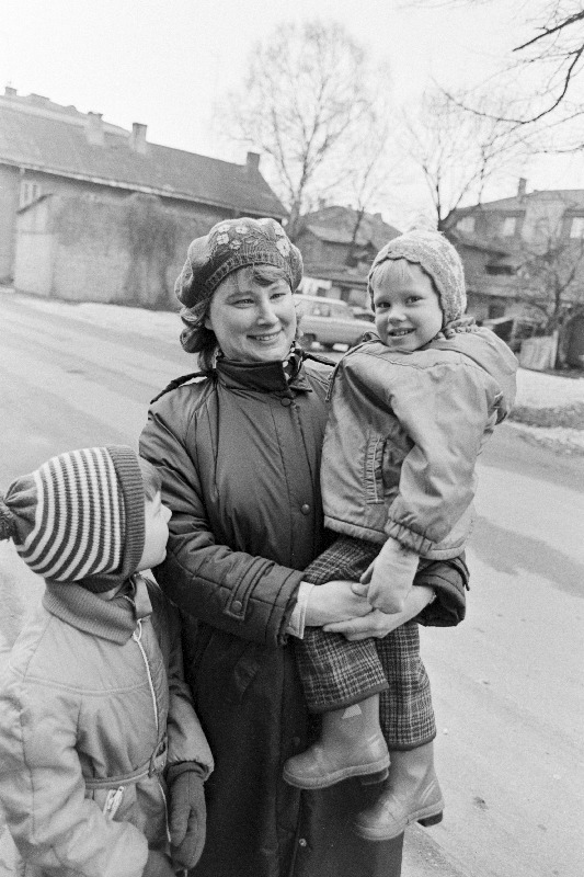 Eesti NSV TA Ajaloo Instituudi kultuuriloolane filosoofiakandidaat Aili Aarelaid koos oma laste Liisi ja Lauriga.