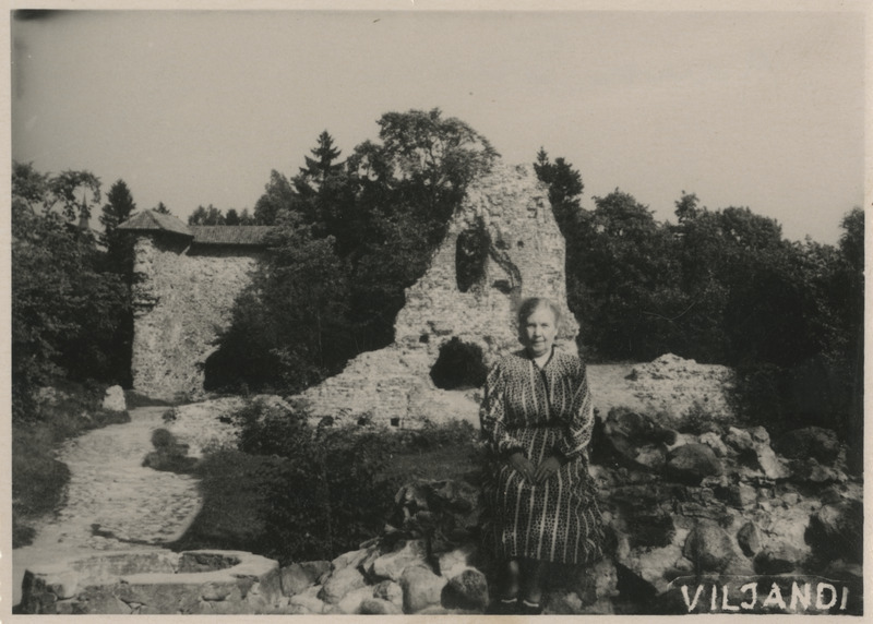 Anna Treier Viljandi lossi varemetel
