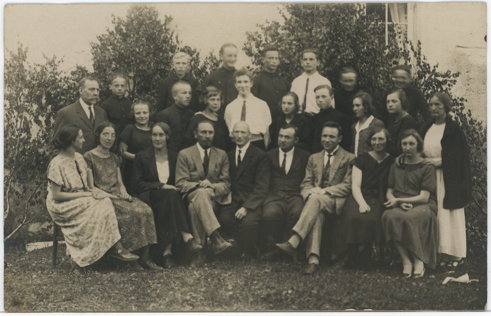 Seltskond õues hoone taustal