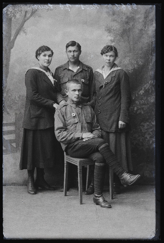 Grupp inimesi, (foto tellija Roos).