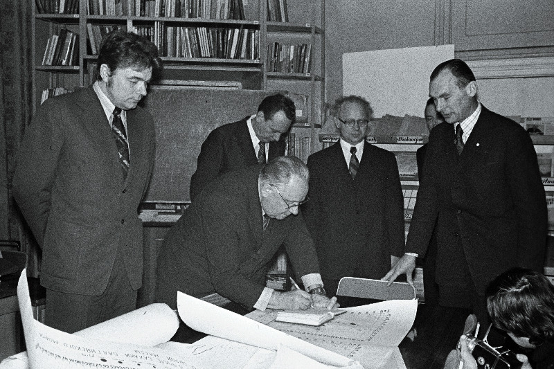 ENSV TA Termofüüsika ja Elektrofüüsika Instituudi tegevusega tutvub EKP Keskkomitee esimene sekretär J. Käbin (vasakult 2.). Vasakult 1. instituudi direktori asetäitja A. Purga, 3. ENSV TA presiidiumi teaduslik peasekretär A. Köörna, 4. instituudi parteiorganisatsiooni sekretär H. Barabaner, 5. instituudi direktor L. Vaik.