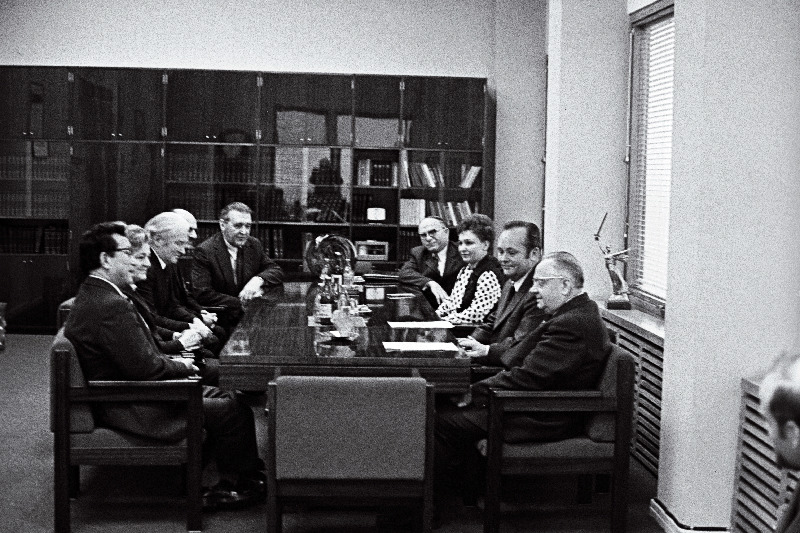 Konverentsist "NSV Liidu rahvaste vahelised sidemed ja kultuuride vastastikune mõjustamine" osavõtjad vastuvõtul EKP Keskkomitee esimese sekretäri J. Käbini (paremalt 1.) juures. Paremalt 2. EKP Keskkomitee sekretär V. Väljas.