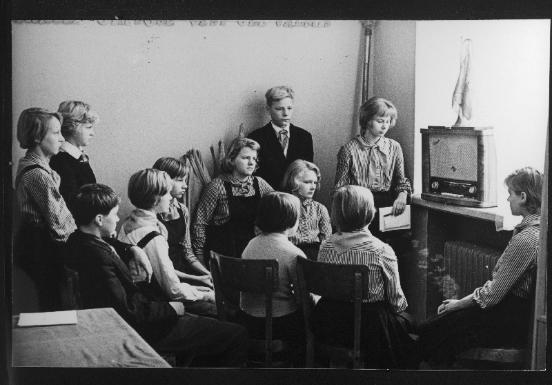 Tallinna 22. Keskkooli Alice Tisleri nimelise pioneerimaleva liikmed üleliidulise pioneeride raadiorivistuse võistlustingimusi kuulamas.