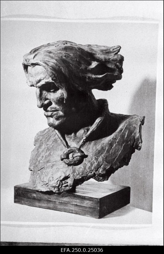 Skulptor E. Rebase skulptuur Kalevipoja pea (kips).