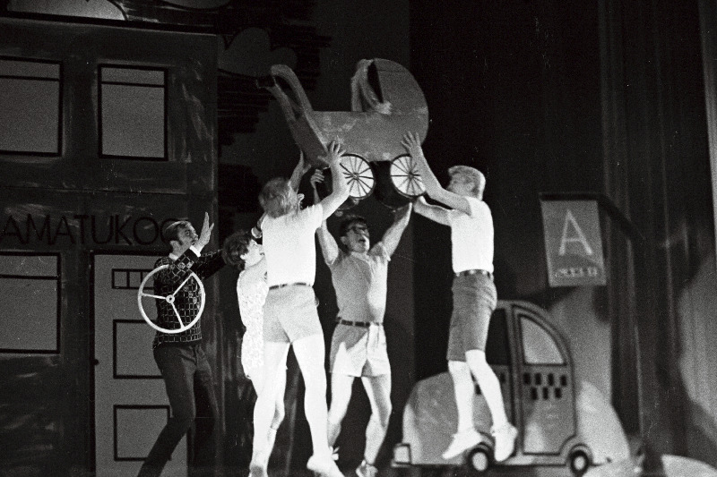 Stseen E. Raua näidendist “Lendavad taldrikud” Eesti NSV Riiklikus Noorsooteatris.