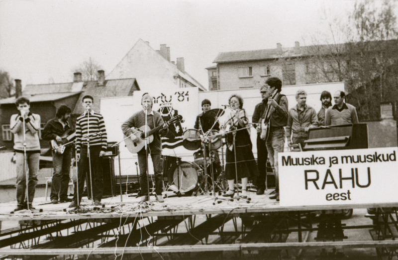 Tartu levimuusikapäevadel esineb ansambel "Justament". Solistid Silvi Vrait ja Toomas Lunge.