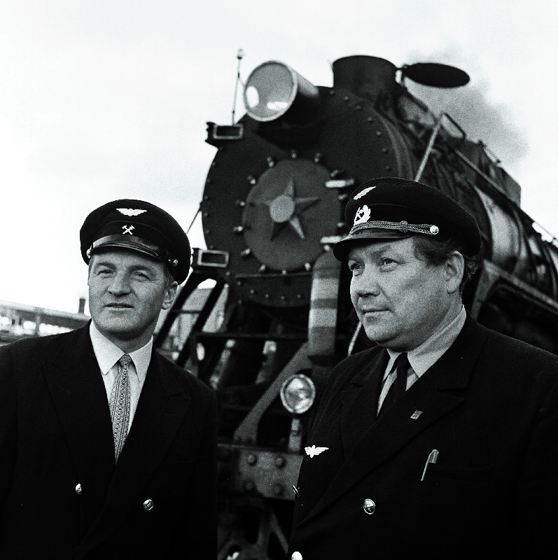 Balti Raudtee Eesti Raudteekonna Tapa veduridepoo ülem Otto Haavistu (paremal) ja raskekaaluliste rongide vedurijuht Aleksei Panov.