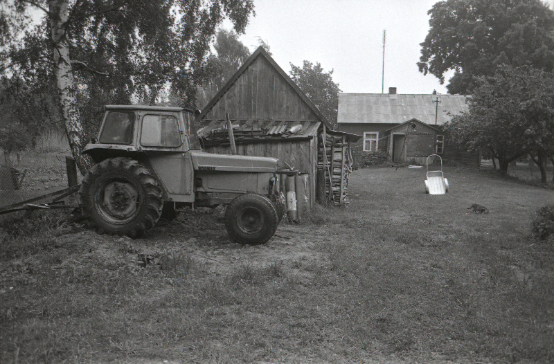 Traktor taluõues.