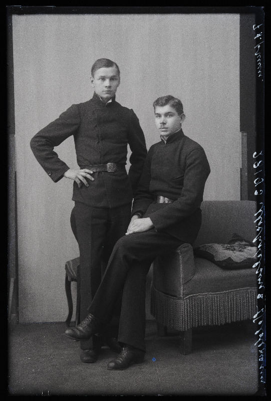 Koolipoisid Veldemann (vasakul) ja Michelson [Mihkelson].