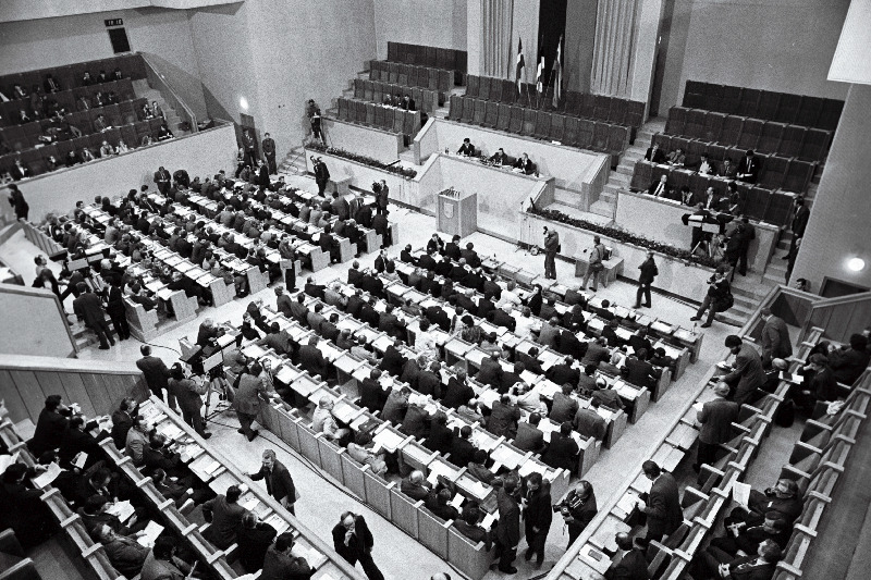 Saal+presiidium tööhoos.