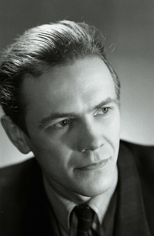 Rummo, Vello - V. Kingissepa nimelise Tallinna Riikliku Akadeemilise Draamateatri näitleja.