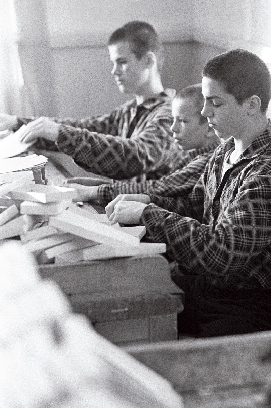 Tallinna alaealiste vastuvõtujaotuspunktis arvelevõetud noorukid töötamas.