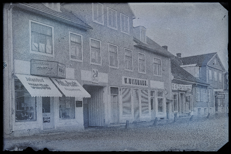 Vaade kauplustele Tartu tänaval, esplaanil Unioni jalanõude kauplus, (negatiiv ilmutatud 27.06.1926, foto tellija Treufeldt).