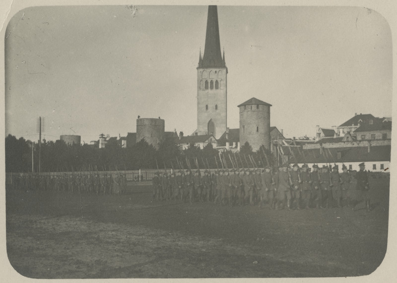 Vaade platsil marssivatele sõduritele ja taustal paistvale Tallinna vanalinnale, fotopostkaart