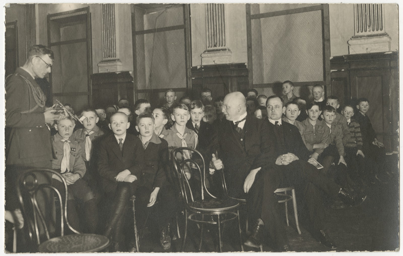 Noorte Kotkaste lennukimudelite valmistamise kursused Tartus 1932. aasta kevadel, kapten Voldemar Andresen noorkotkastele lennukimudelit tuvustamas