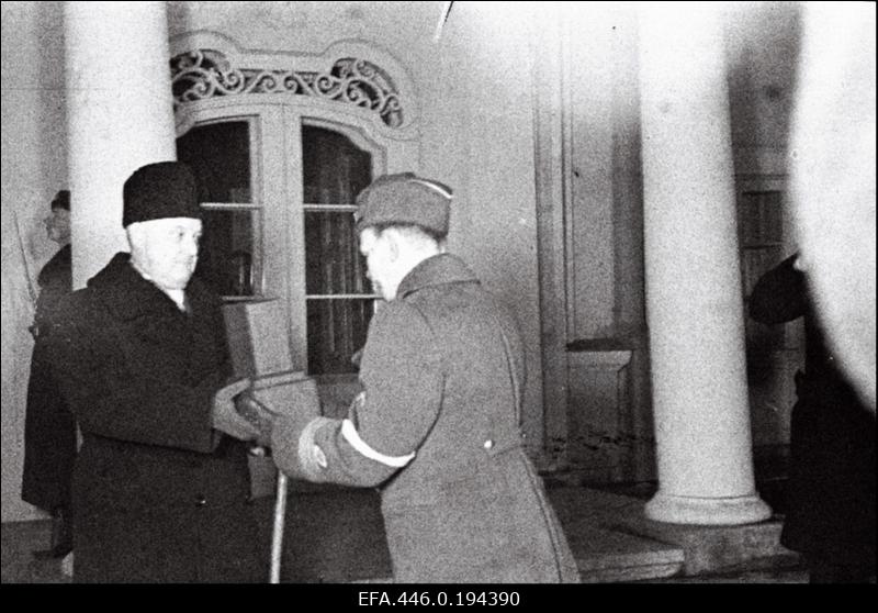 Sõjavägede ülemjuhataja kindral Johan Laidoner annab Kaitseliidu 13.01.-14.01.1940 toimuva teatesuusatamisvõistluse Tallinn-Valkla-Tallinn stardi eel Kadrioru lossi ees piirivalve esindajale kapten Ed. Kukestele üle vabariigi presidendi rändauhinna.