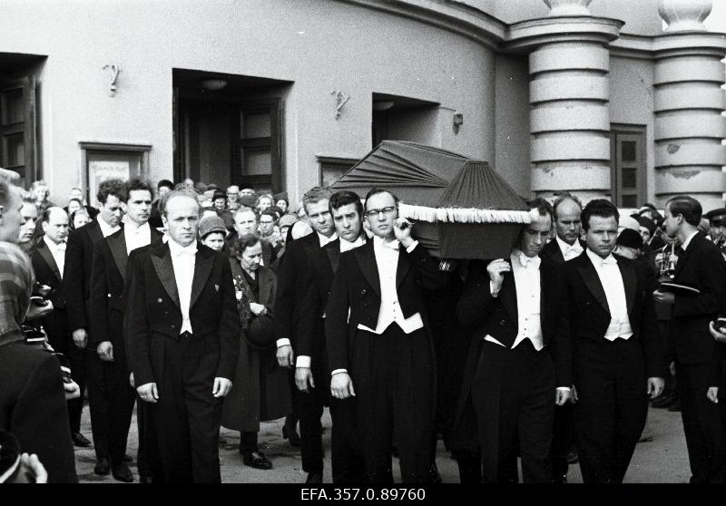 Laulja ENSV rahvakunstnik Aleksander Arderi sarga väljakandmine "Estonia" kontserdisaalist.