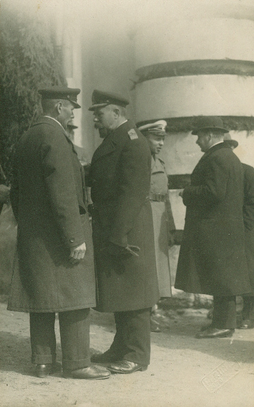 Merejõudude juhataja mereväekapten Johan Pitka teater Estonia ees Asutava Kogu avamise päeval.