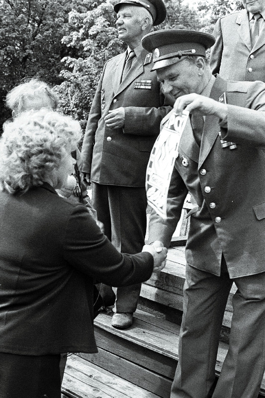 Eesti NSV vabastamise fašistlikest okupantidest 40. aastapäevale pühendatud sõjaaegse 27. laskurpolgu veteranide nõukogu ajaloo uurimise ja jäädvustamise 

grupi korraldatud matkast mööda polgu rindeteid osavõtjate kohtumisel Virtsus annab matka üldjuhi asetäitja, endise 27. laskurpolgu veteranide nõukogu sekretär, erumajor Valentin Villemson külanõukogu esimehele Õie Pärnale üle polgu meene.