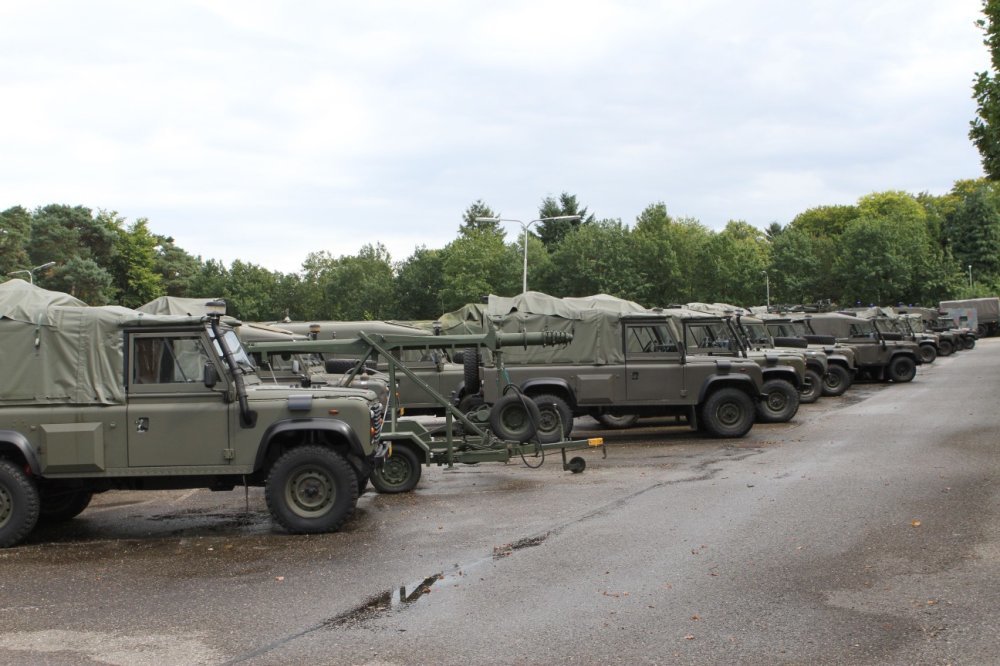 Rollend materieel (voornamelijk Land Rover Defenders 110 XD WW)&nbsp;op een parkeerterrein naast&nbsp;Gebouw 54 op de Van Braam Houckgeestkazerne. .