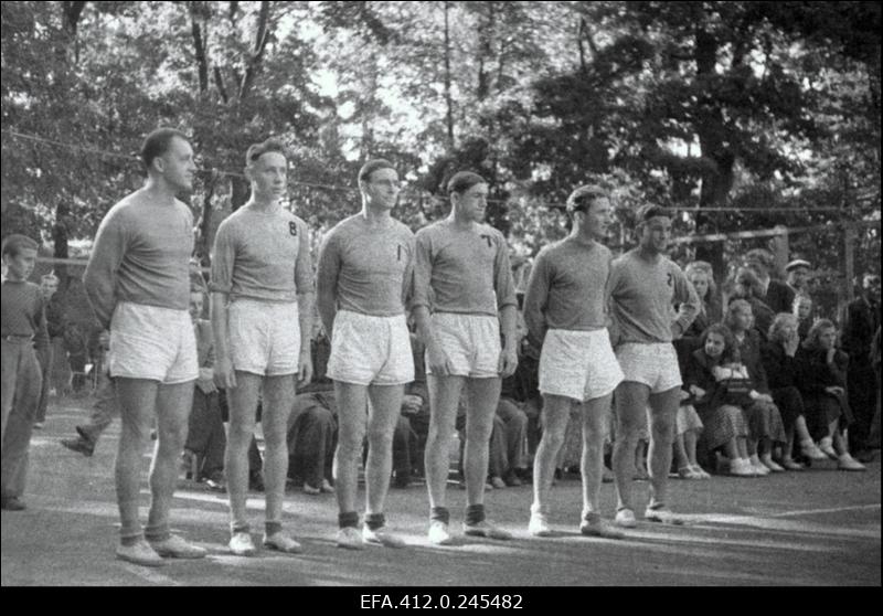 ENSV 1952. a I grupi esivõistlused võrkpallis ÜSK tenniseväljakul Toomel.