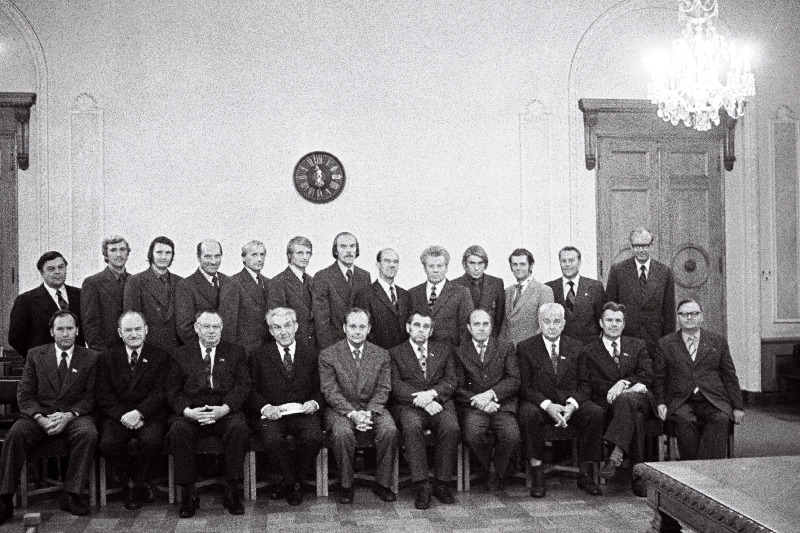 XXI Olümpiamängudest osavõtnud sportlased vastuvõtul ENSV Ministrite Nõukogus. I reas vasakult: 1. ENSV Riikliku Plaanikomitee esimees G. Tõnspoeg, 2. ENSV Ametiühingute Nõukogu esimees L. Lentsman, 3. EKP Keskkomitee teine sekretär K. Lebedev, 4. ENSV Ministrite Nõukogu esimees V. Klauson, 5. EKP Keskkomitee sekretär V. Väljas, 6. ENSV Ministrite Nõukogu esimehe esimene asetäitja E. Tõnurist, 7. ENSV Ministrite Nõukogu esimehe asetäitja A. Green, 8. ENSV Ministrite Nõukogu esimehe asetäitja V. Käo, 9. ENSV Ministrite Nõukogu esimehe asetätija Bruno Saul; II reas (vasakult) 2. N. Poljakov, 3. R. Arnemann, 4. J. Kurul, 5. T. Helmja, 6. G. Kinko, 7. T. Lepik, 8. Aleksander Tšikin, 9. A. Tõnisson, 10. Aavo Pikkuus, 11. R. Kirsipuu, 13. Juhan Unger.