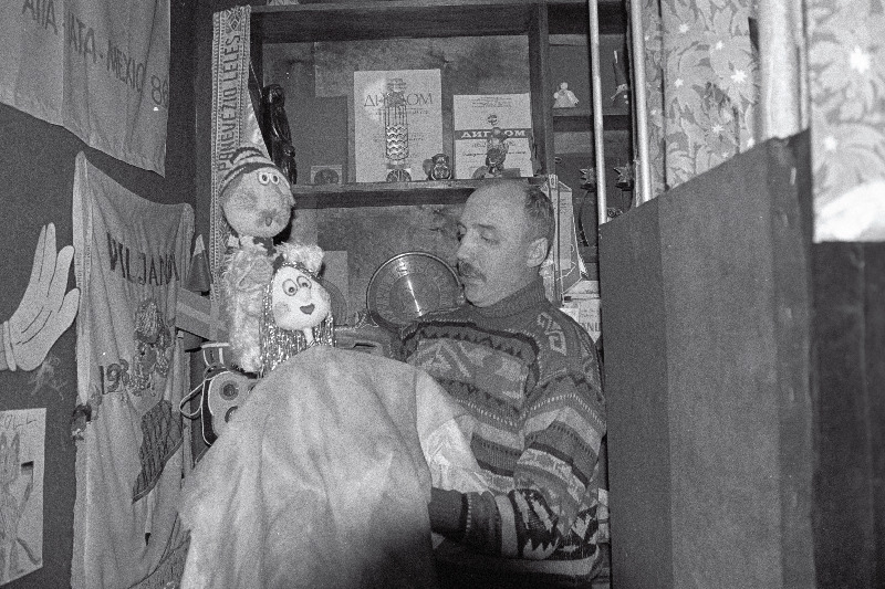 Nukuteatri lavastuse tegelasi.