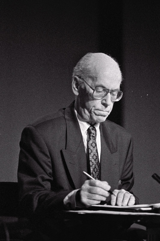Lennart Meri kirjutab.