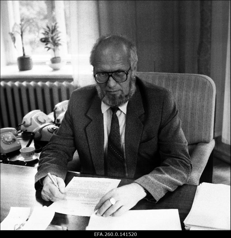 Eesti NSV Riikliku Agrotööstuskomitee esimehe asetäitja Eesti NSV Aianduskoondise esimees Eesti NSV teeneline põllumajandustöötaja Kaarel Pajumägi.