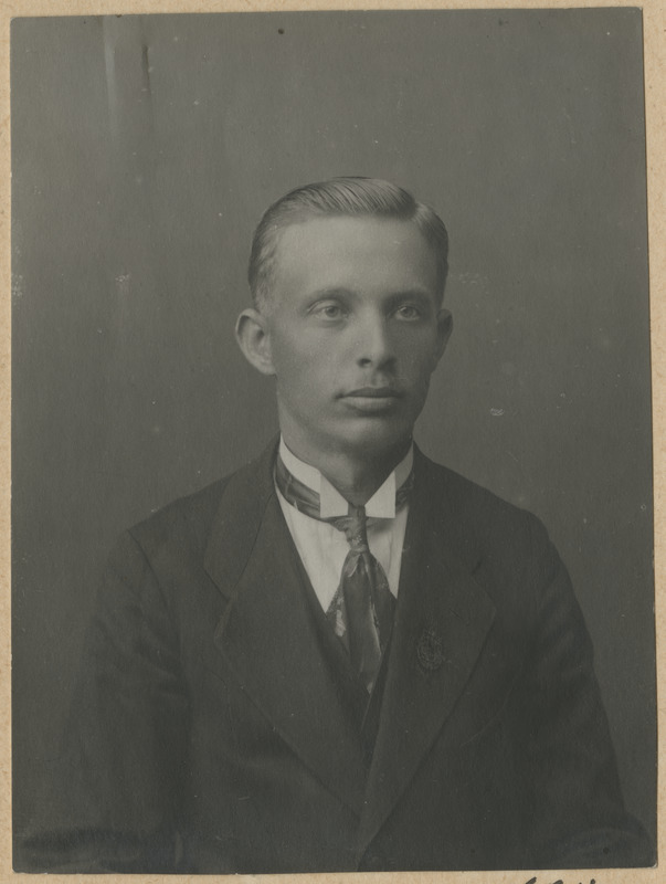 Oskar-Johannes Sarnet, eesti vallasekretär Jõgeval ja seltside tegelane, portreefoto