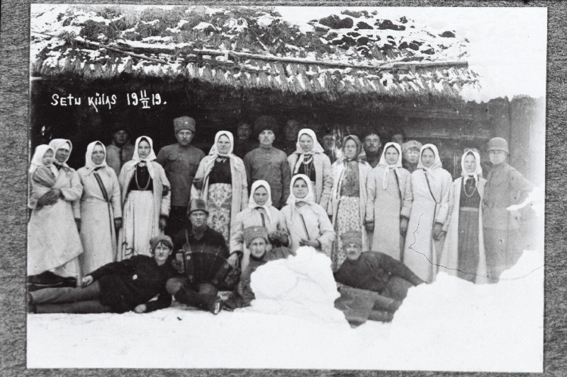 Vabadussõda. 2.Jalaväepolgu 11.roodu sõdurid Väike-Bereznjuki külas koos setu naistega. Ees heledas sinelis roodu nooremohvitser lipnik Leonhard Kaasik.