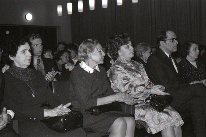 Marie Underi 90. sünnipäeva tähistamine Kirjanike Majas. Vasakult 2. Aira Kaal, 3. Ellen Niit, 4. Jaan Kross.