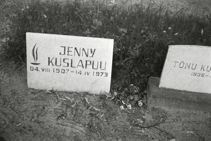 Laulja Jenny Kuslapuu hauakivi Raadi kalmistul.