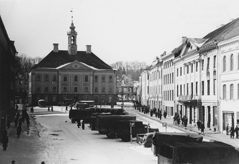 Saksa sõjaväeautode parkimiskoht Adolf Hitleri platsil (endine Suurturg).