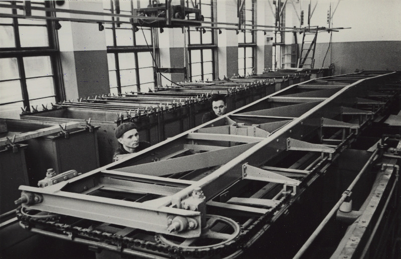 Plastmasstoodete tehase Estoplast galvaanikajaoskonna juhataja H. Paesoo ja elektrik L. Toomingas vasetamise automaadi tööd jälgimas.