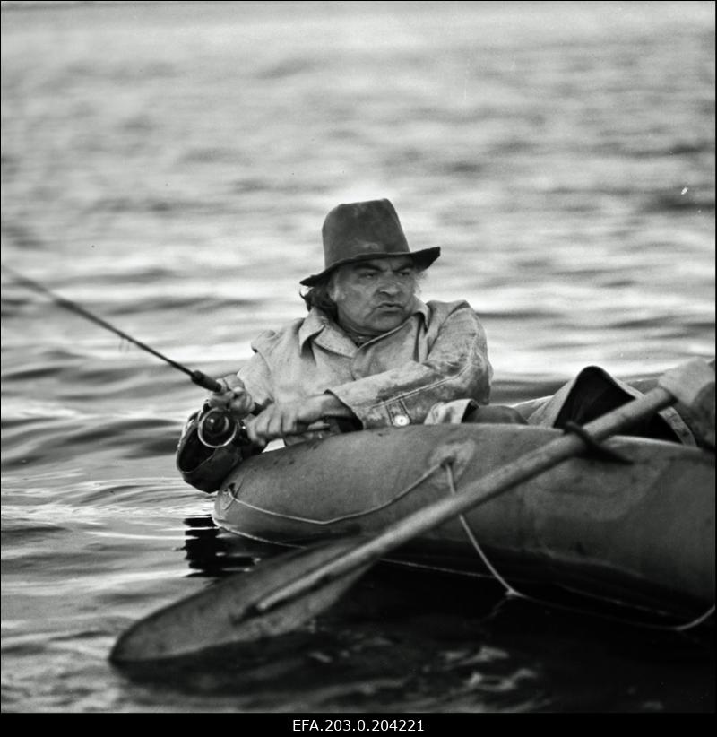 Stseen Tallinnfilmi mängufilmist "Corrida". Osvald Rass (Rein Aren) kalastamas.