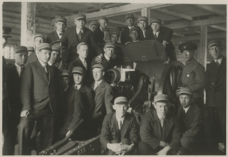 Koolinoored sõjalistel õppustel suurtüki juures